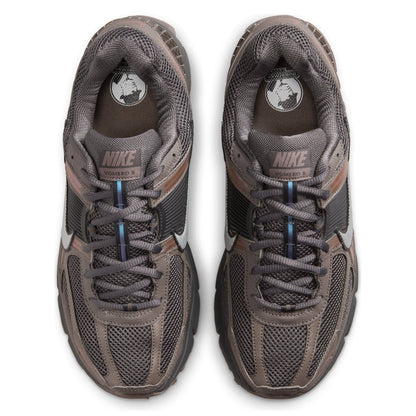 Nike Men's Zoom Vomero 5 Cave Stone Sneaker
