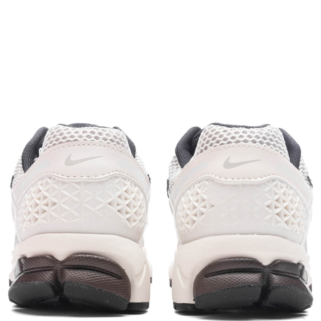 Nike Women's Zoom Vomero 5 Phantom Light Iron Ore Sneaker